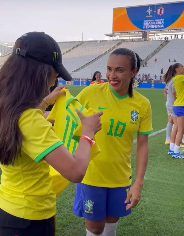 Rayssa Leal realiza sonho de conhecer Marta: 'Inspiração demais para mim'