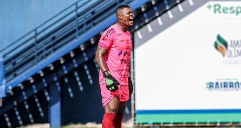 Manaus anuncia goleiro Waldson, ex-Princesa do Solimões, para 2024