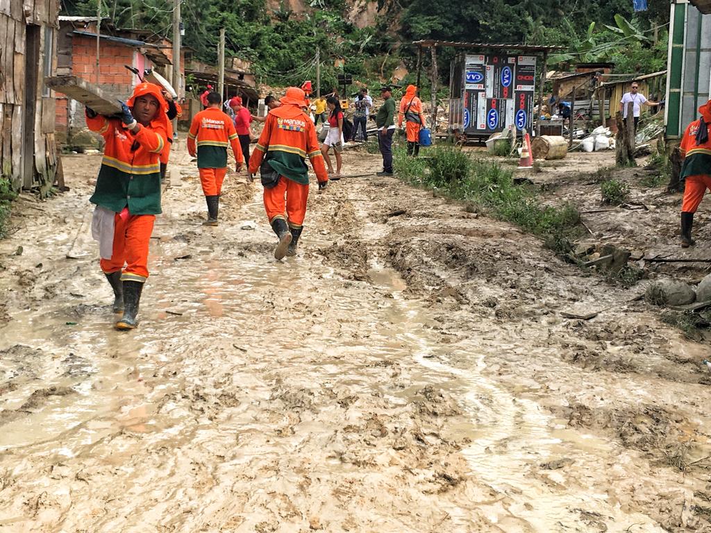 Veja fotos do local devastado por deslizamento de terra que matou 8 pessoas em Manaus