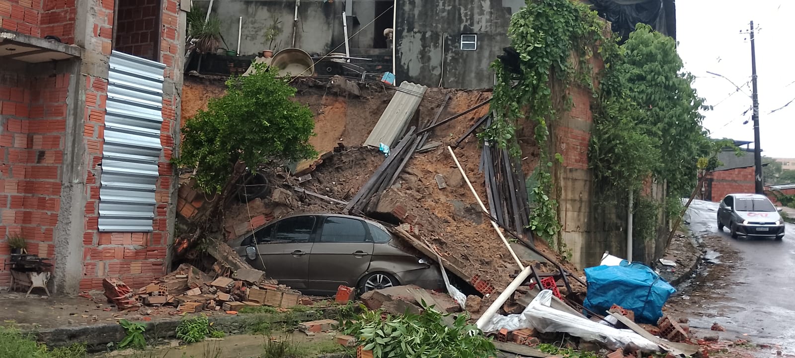 Criança é soterrada após parte de casa desabar durante temporal em Manaus