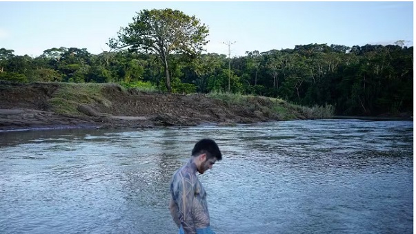 Miguel Bernardeau, ator de 'Elite', passa férias em comunidade no Acre