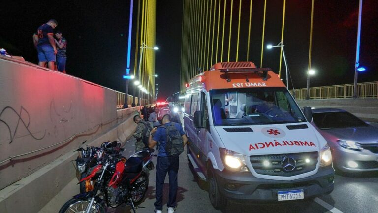 Motociclistas batem de frente durante ultrapassagem na Ponte Rio Negro