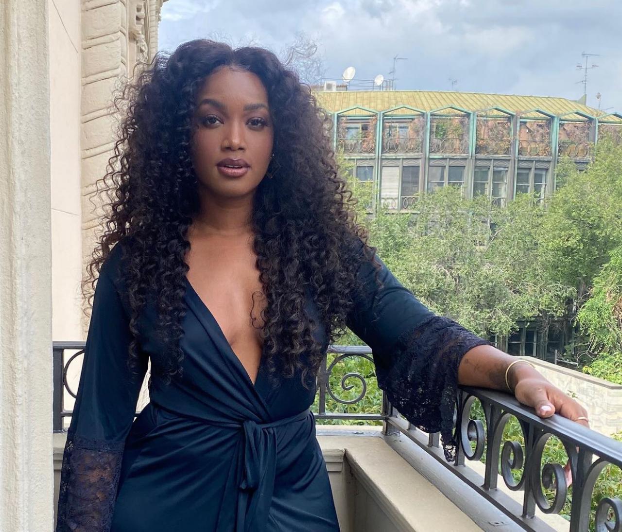 Cantora Iza revela que está grávida