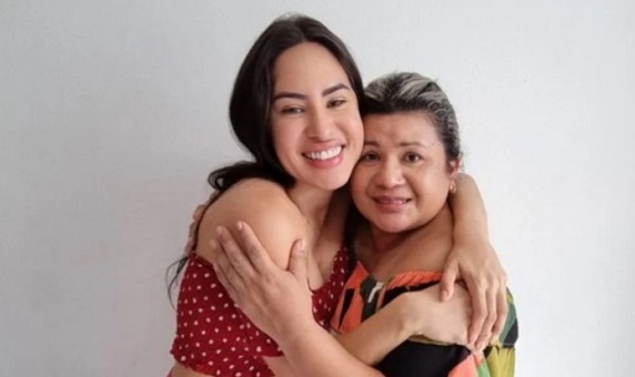 Mãe de Isabelle comemora beijo da sister com Matteus no BBB