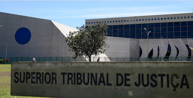 CNJ suspende norma que proíbe uso de cropped no STJ