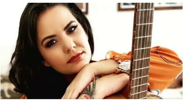 Cantora sertaneja morre ao capotar carro em rodovia de São Paulo