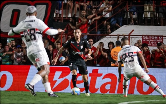 São Paulo vence Atlético-GO por 3 a 0 e deixa Z4 no Brasileirão