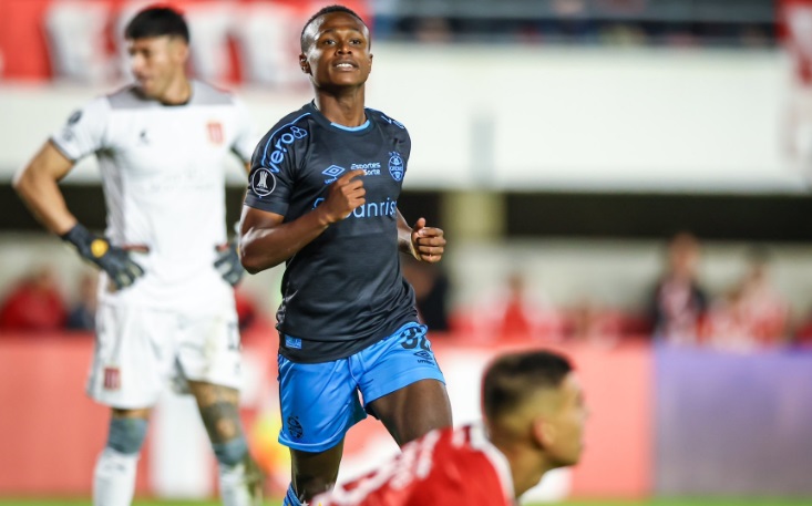 Grêmio supera expulsão e vence Estudiantes na Libertadores
