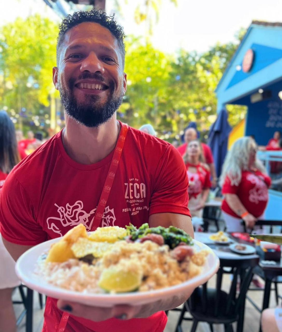 Ex-BBB Juninho desabafa sobre voltar a trabalhar como motoboy após BBB