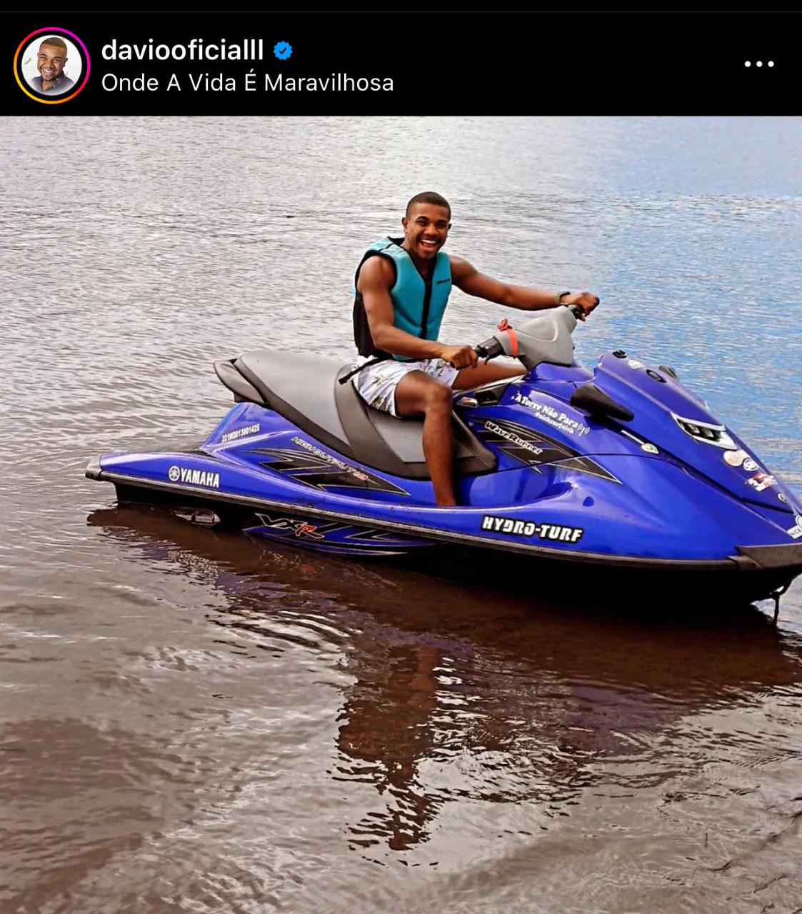 Campeão do BBB 24, Davi curte fim de semana na Ponta Negra em Manaus