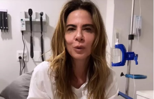 Luciana Gimenez passa mal e é internada com pneumonia