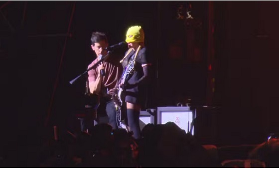 Madonna faz nova aparição mascarada e interage com o público em português