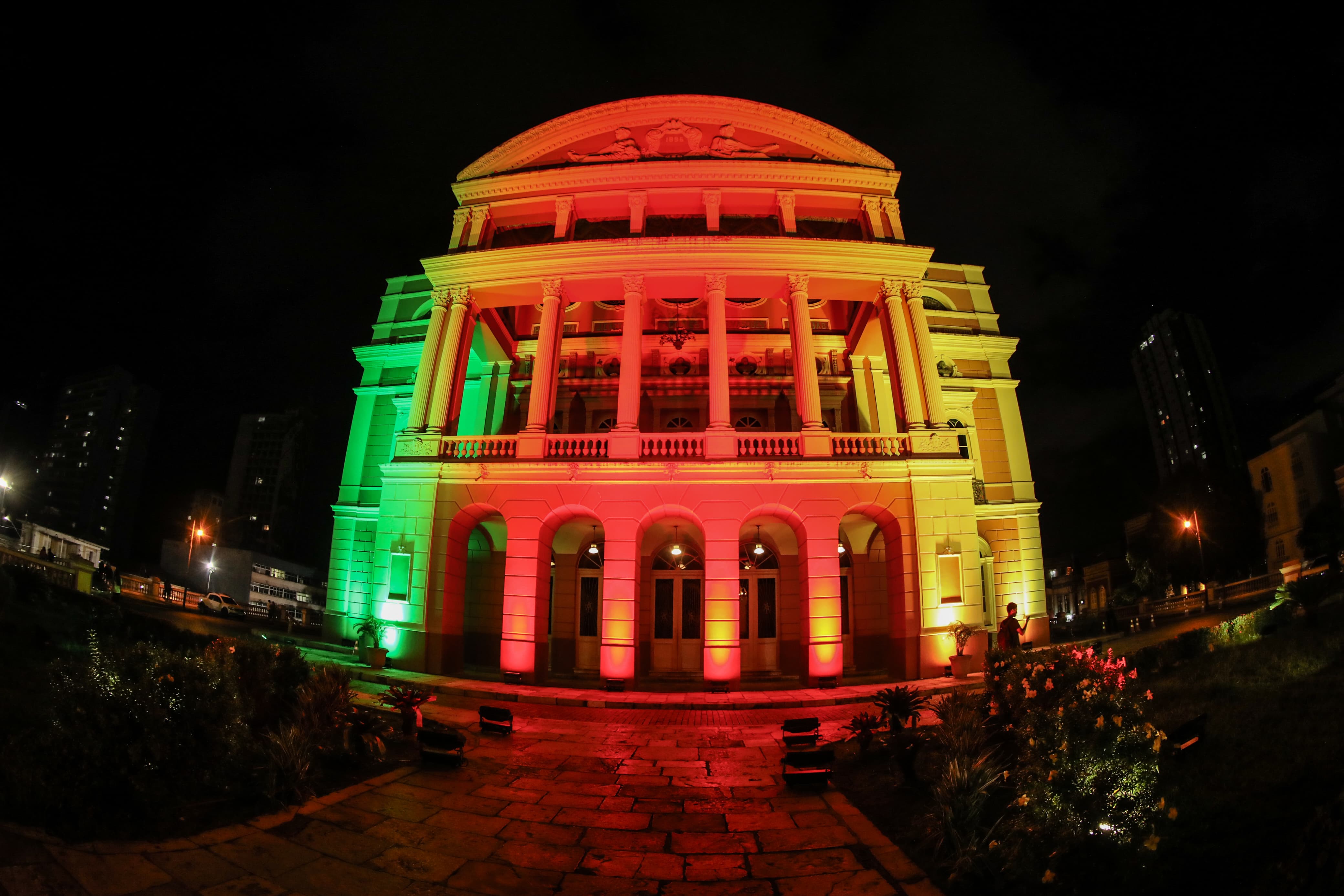 Teatro Amazonas é iluminado com cores da bandeira do Rio Grande do Sul