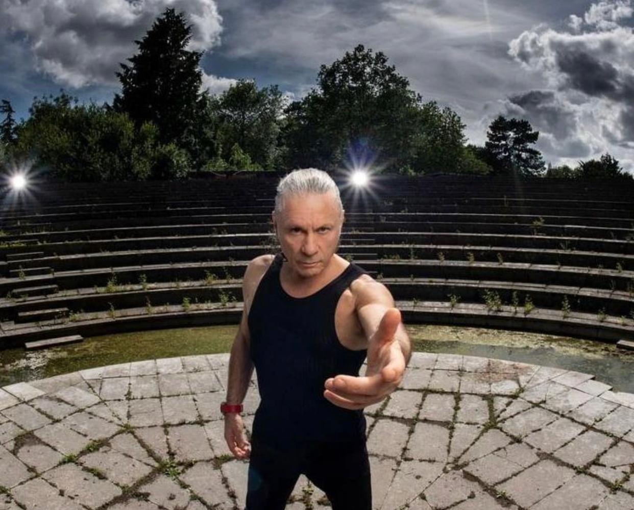 Vocalista do Iron Maiden, Bruce Dickinson confunde Madonna com Maradona