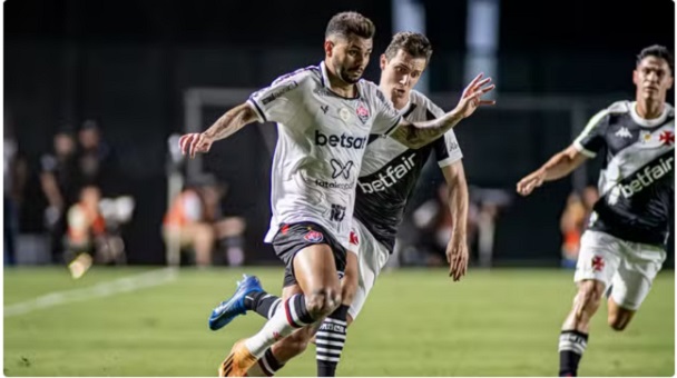 Vasco vence Vitória e deixa a zona de rebaixamento do Brasileirão