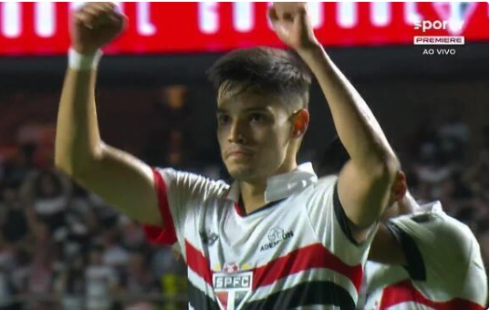 São Paulo vence Fluminense de virada por 2 a 1 no Brasileirão