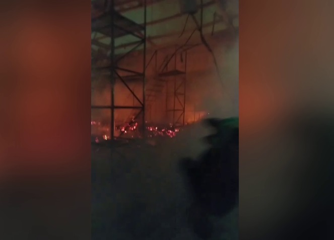 Loja de vidros pega fogo em Porto Alegre