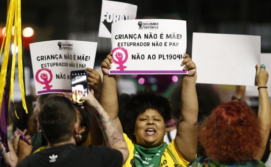 Manifestantes vão às ruas contra PL que equipara aborto a homicídio