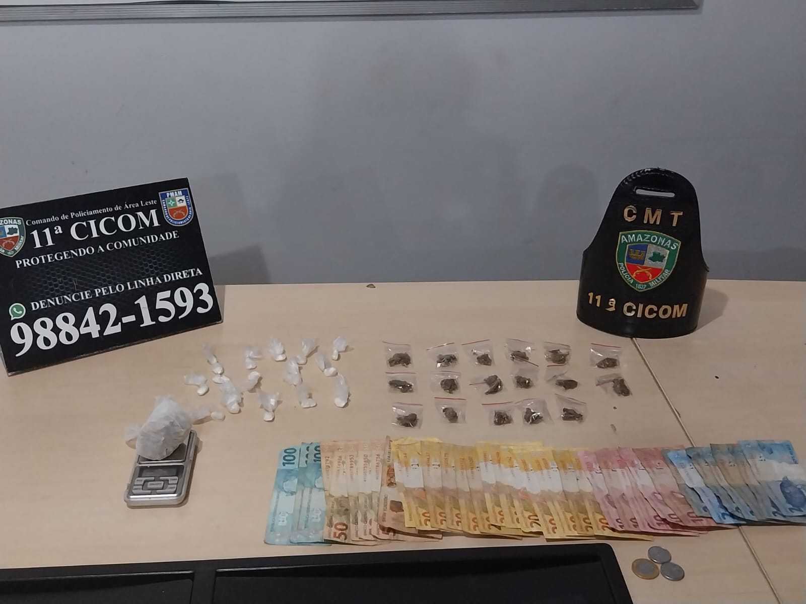 Homem é preso ao vender drogas em laje de casa no Coroado