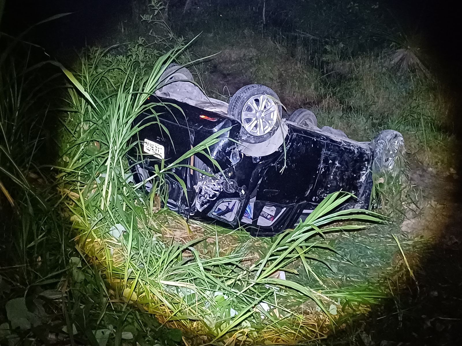 Carro capota e motorista é 'cuspido' durante acidente na Avenida das Flores