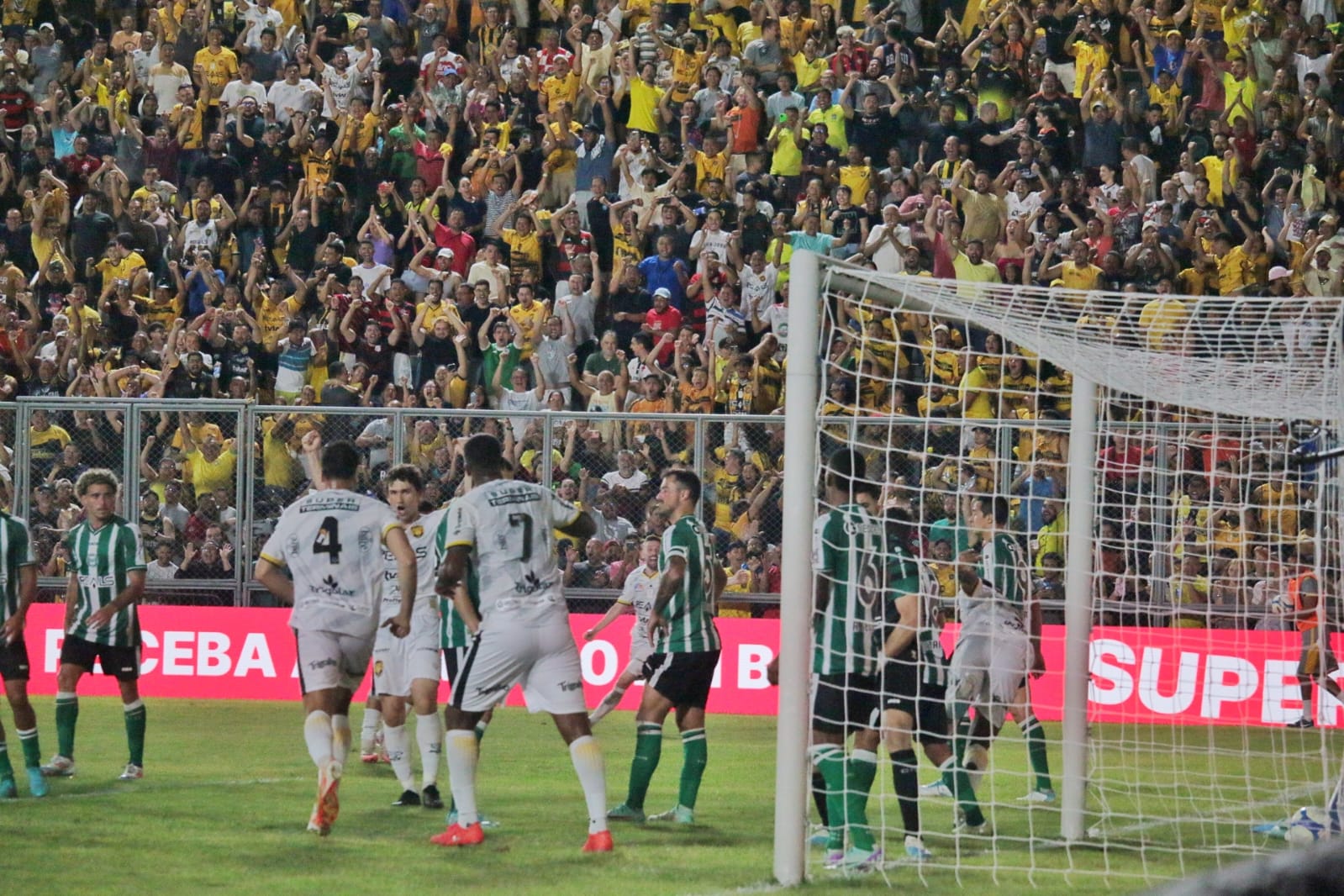 Amazonas deixa a zona de rebaixamento ao vencer o Coritiba por 1 a 0