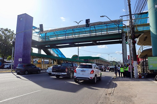 Semáforo é instalado após carreta derrubar passarela na Torquato Tapajós