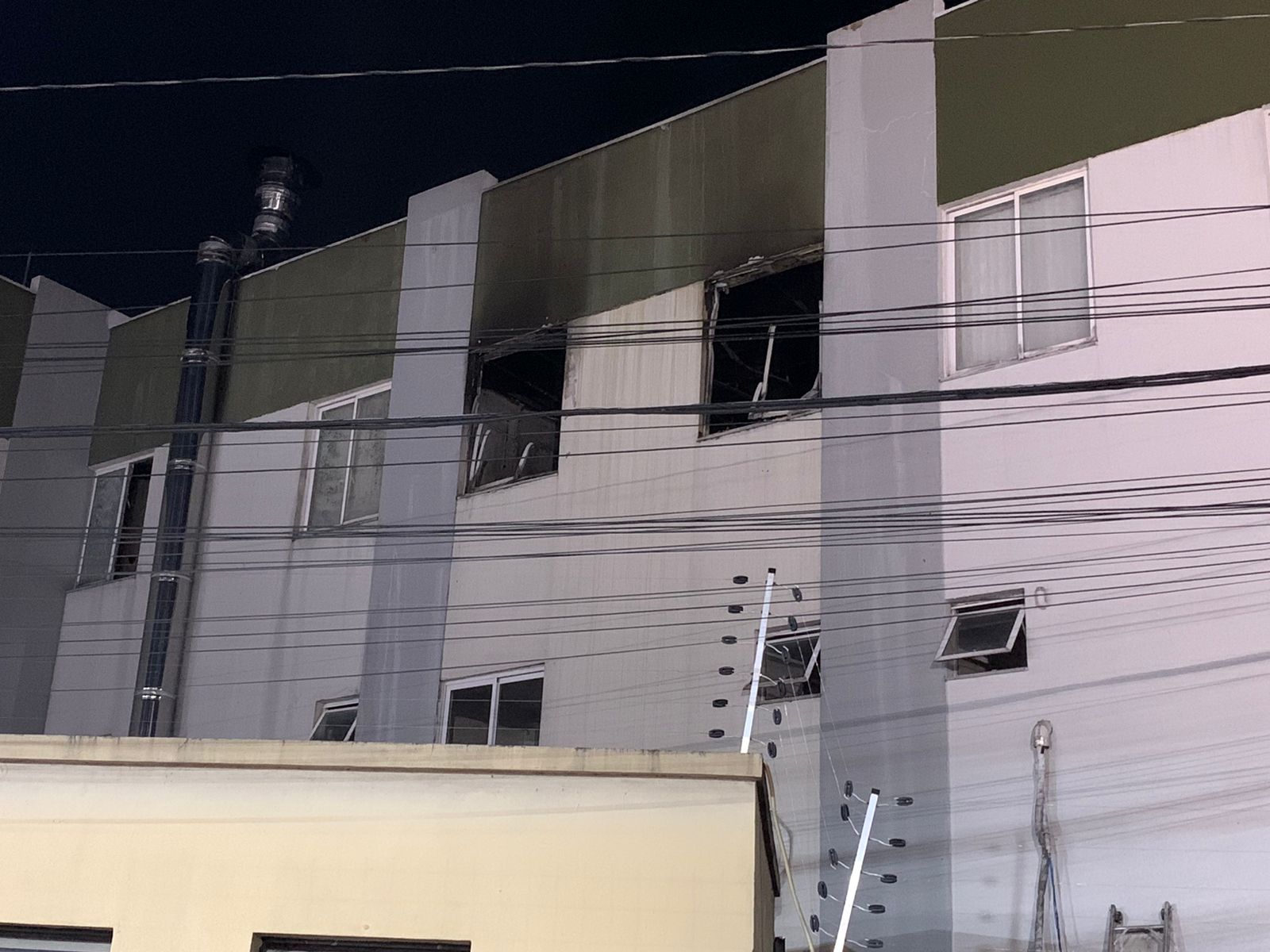 Funcionários de supermercado ajudam a combater incêndio no Pátio Manaus