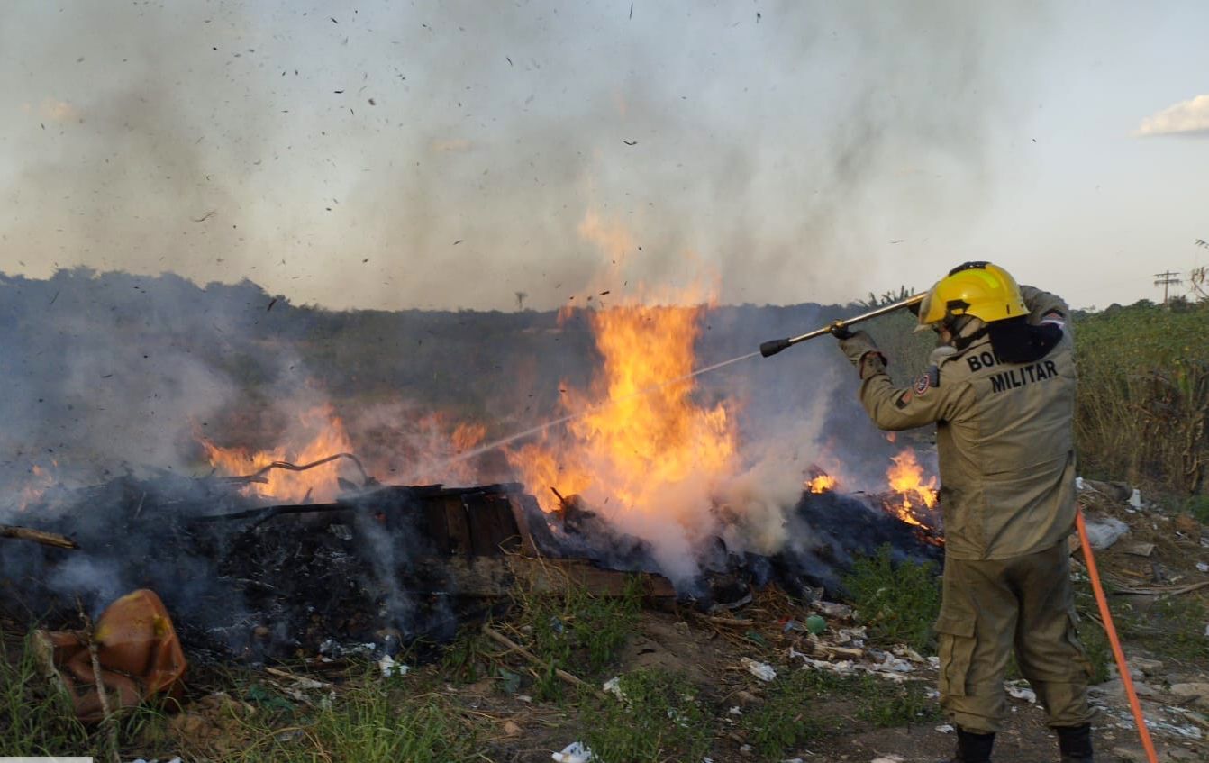 Corpo de Bombeiros combate a mais de 1,4 mil focos de incêndio no Amazonas