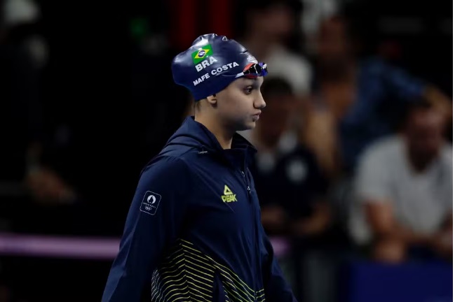 Mafê Costa dá adeus à final na natação dos 200m livre 