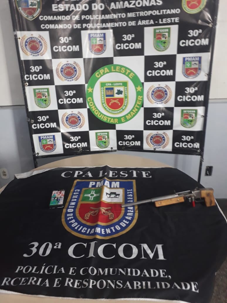 Jovem é preso com arma caseira em balneário de Manaus