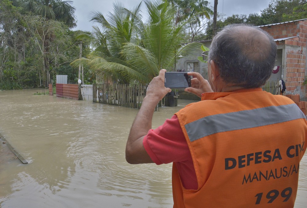 Temporal alaga ruas e casas e deixa moradores desesperados em Manaus