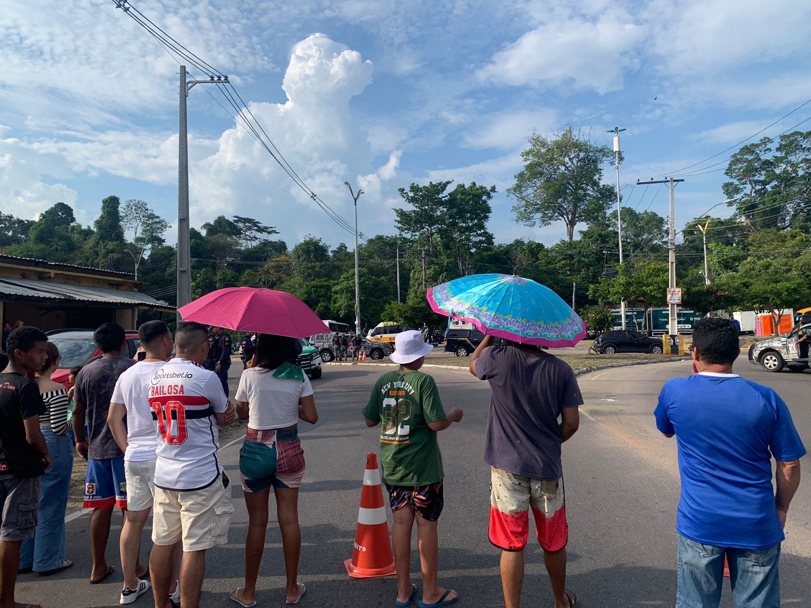 Curiosos se aglomeram para tentar ver Joe Biden saindo do Musa