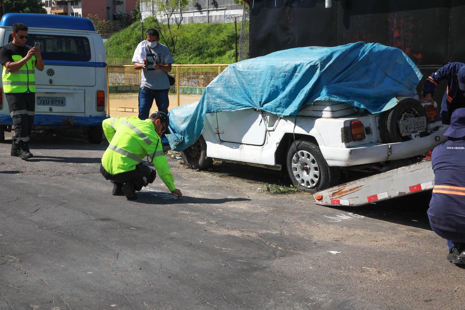 Veículos abandonados são retirados das ruas de Manaus
