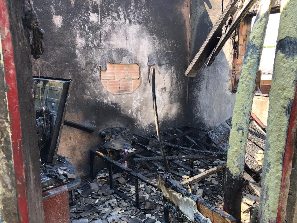 Curto em ar-condicionado causa incêndio em casa de Manaus