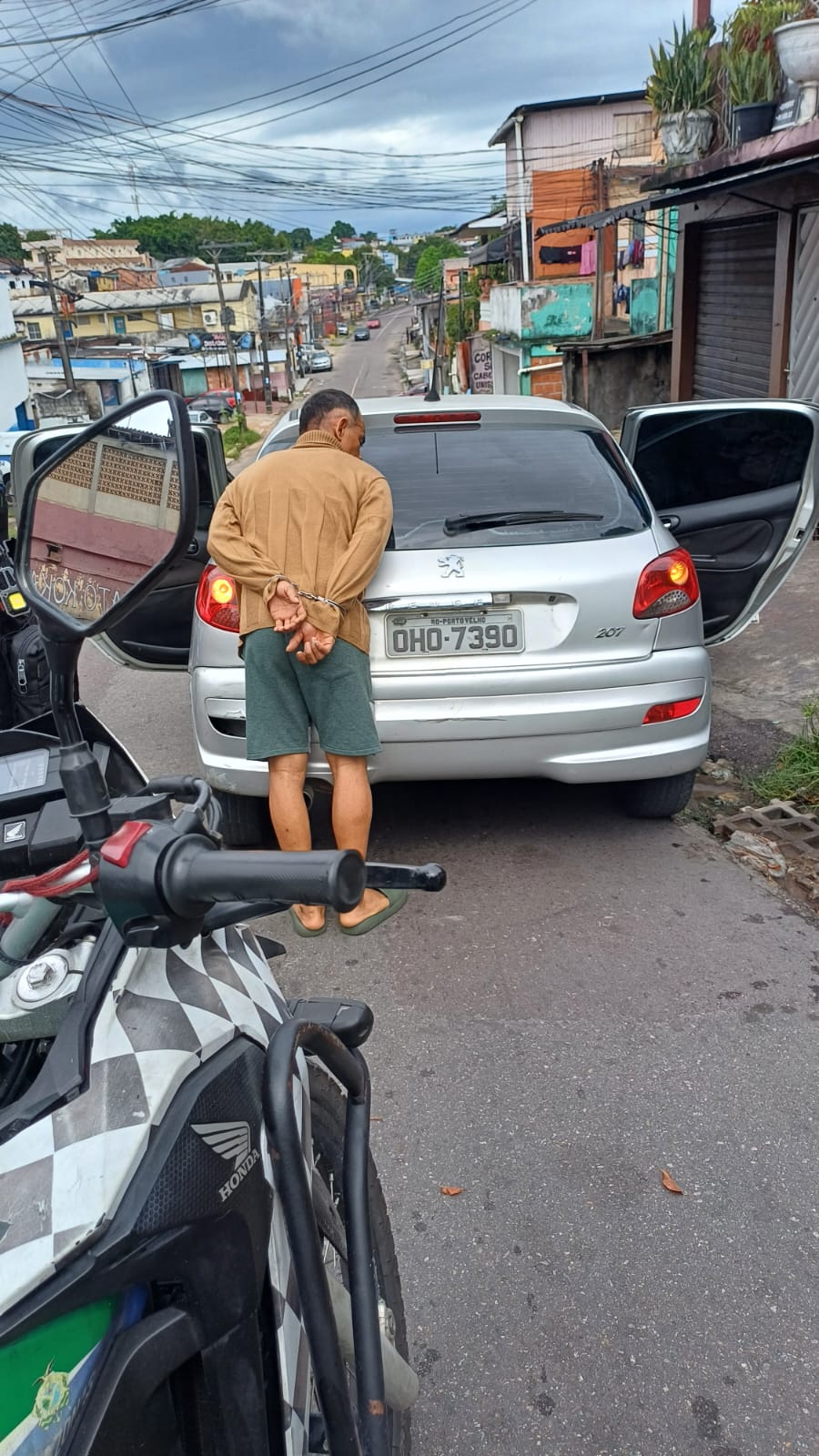 Moradores tentam incendiar casa de homem preso com adolescente em carro