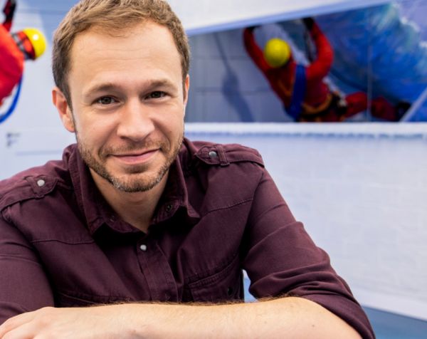 Tiago Leifert polemiza ao declarar que Bolsonaro vence a eleição de 2022