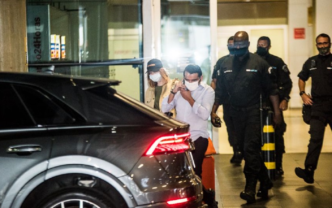 Marina Ruy Barbosa é clicada em aeroporto após suposta viagem romântica