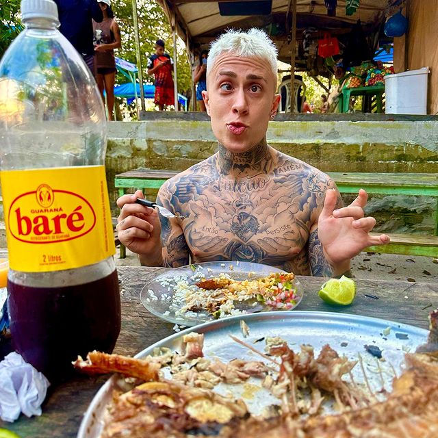 MC Daniel abre álbum de fotos no Amazonas; ‘comer peixe com a mão’