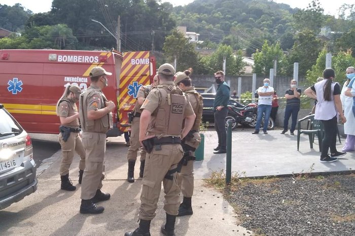 Autor de ataque que matou crianças em creche é intubado em Santa Catarina