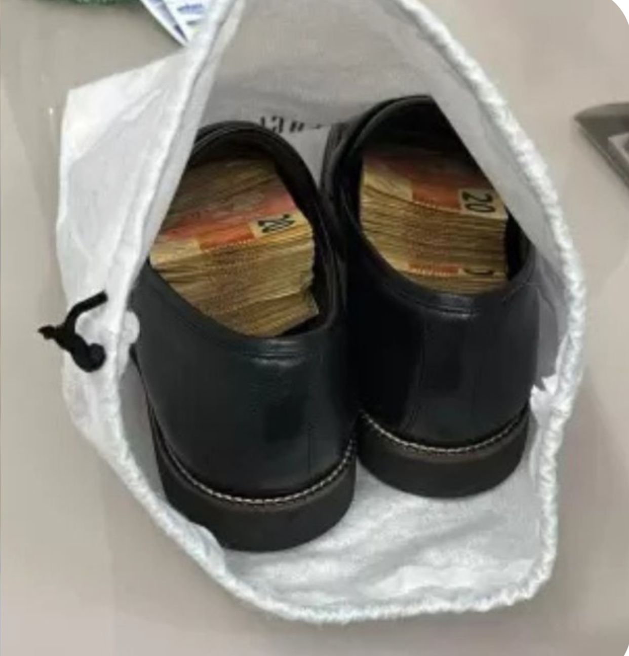 PF encontra maços de dinheiro no sapato de vereador e primo de deputado 
