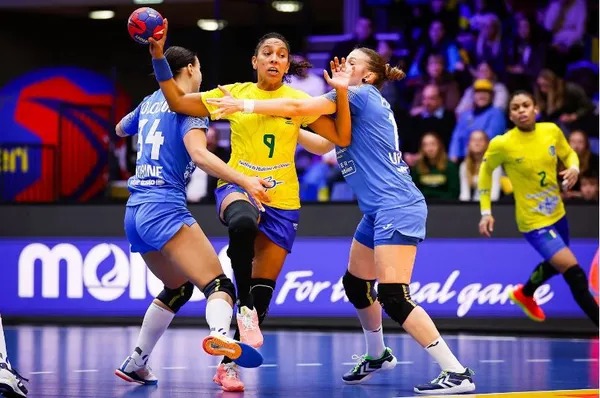 Brasil atropela a Ucrânia na estreia do Mundial de handebol feminino
