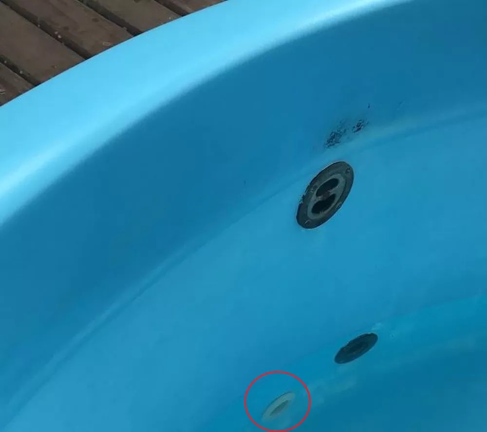 Menina morre após ser sugada pelo cabelo por ralo de piscina