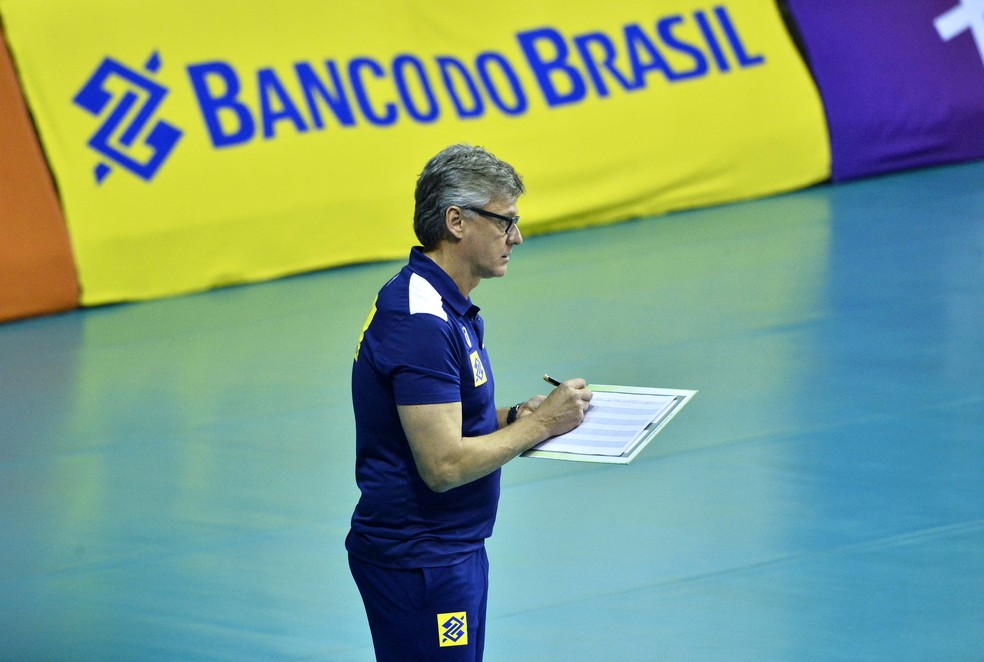Técnico da seleção brasileira de vôlei é intubado para tratar Covid-19