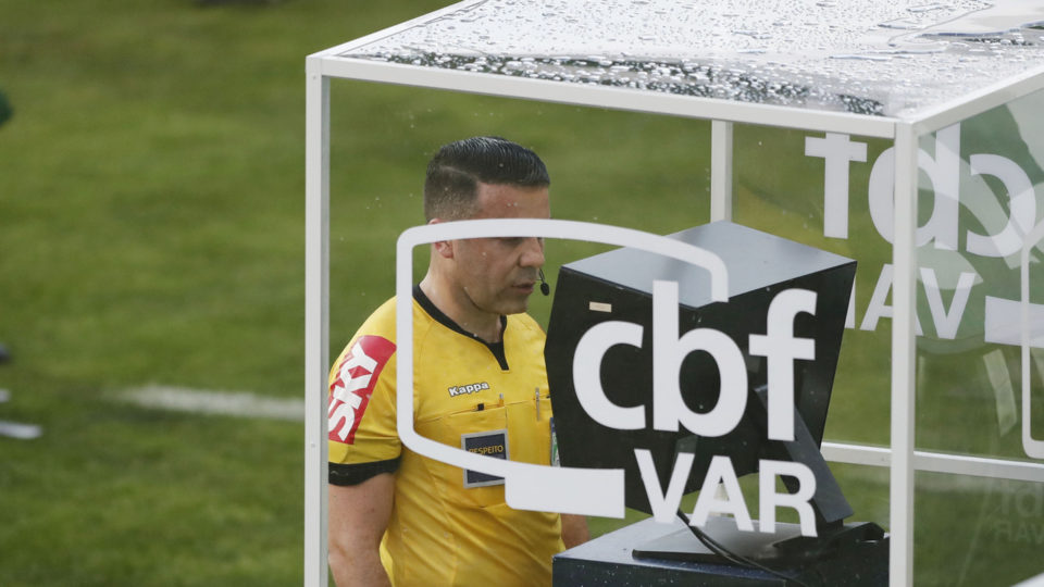 Ex-árbitros criticam juiz do Fla-Flu por dependência do VAR em polêmicas