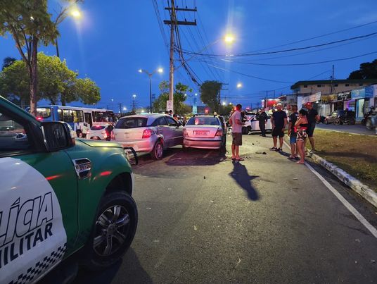 Criminosos atropelam pedestre e colidem com carros em Manaus