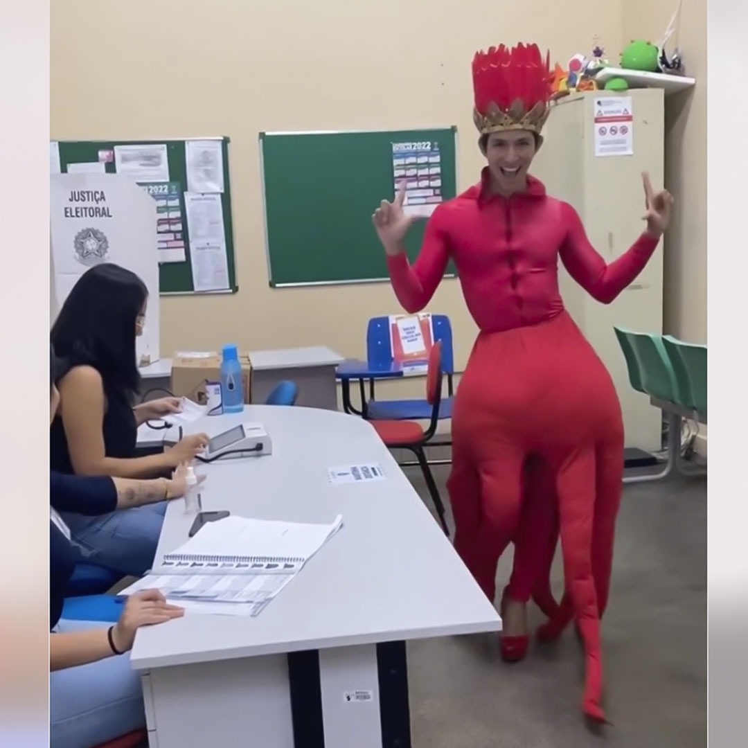 Eleitor se fantasia de lula e chama atenção ao votar em escola de Manaus