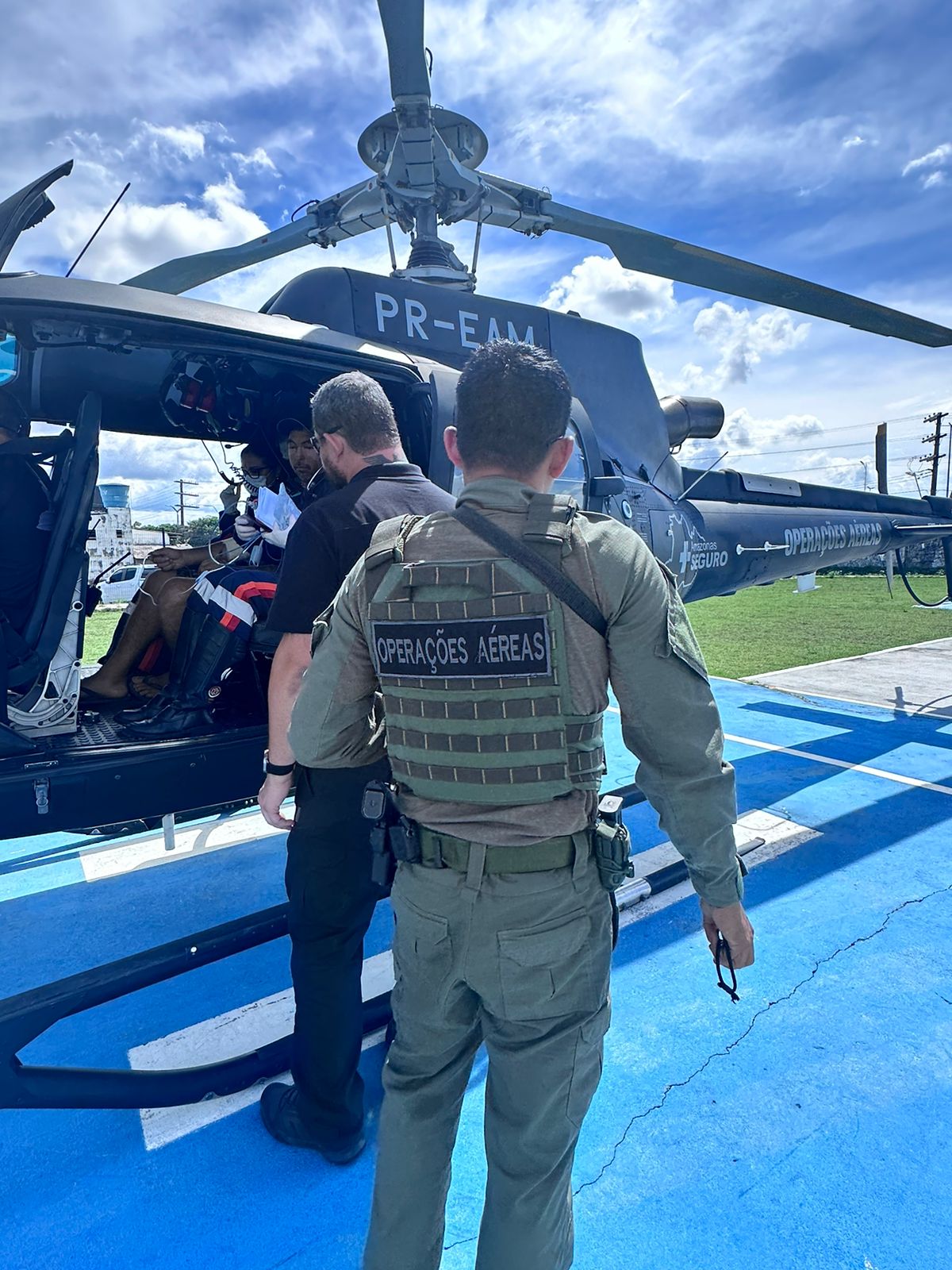 Helicóptero da SSP resgata idoso em comunidade da zona rural de Manaus 