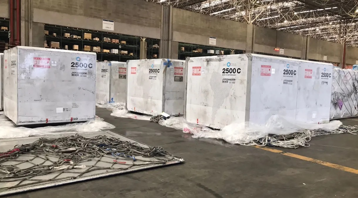 Brasil recebe primeiras 750 mil doses de vacina contra dengue, em meio a explosão da doença