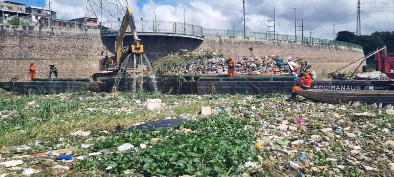 Limpeza e retirada de lixo são intensificados na orla do Rio Negro