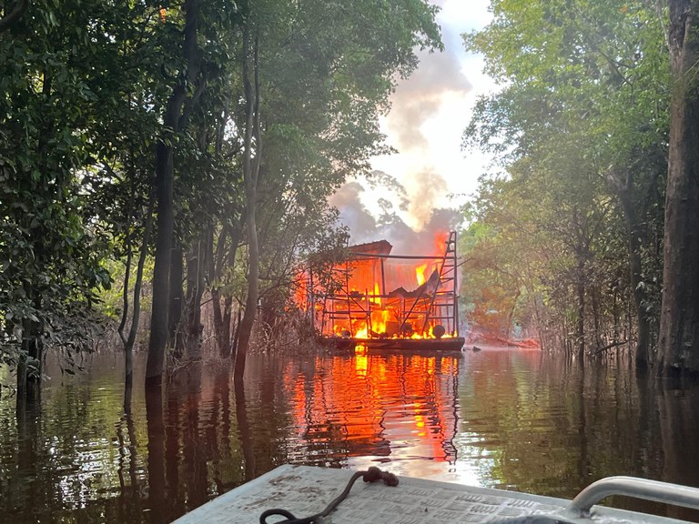 PF destrói dragas usadas em garimpo ilegal no Rio Madeira, no Amazonas